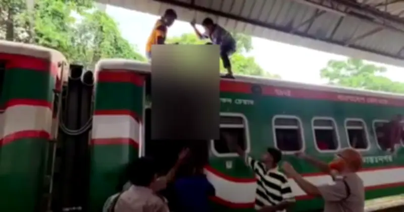 কুষ্টিয়ায় ট্রেনের ছাদ থেকে যুবকের রক্তাক্ত মরদেহ উদ্ধার