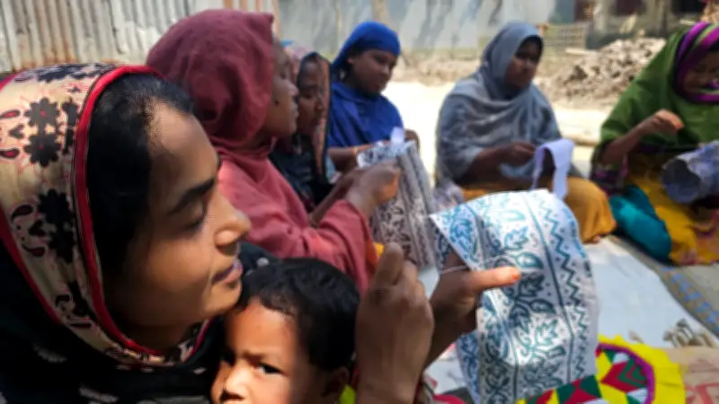 টুপির নকশায় দারিদ্র্য জয় করছেন পীরগাছার নারীরা