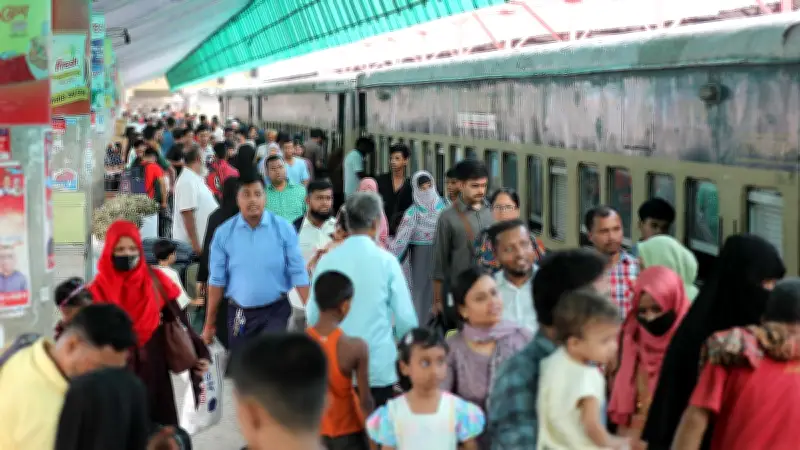 ঈদে বাড়ি ফিরছে নগরবাসী, ট্রেনে উপচে পড়া ভিড়