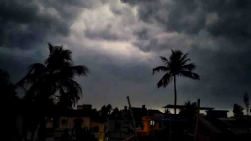 সন্ধ্যার মধ্যে ৮ অঞ্চলে ঝড়ের আভাস, নদীবন্দরে সতর্কতা