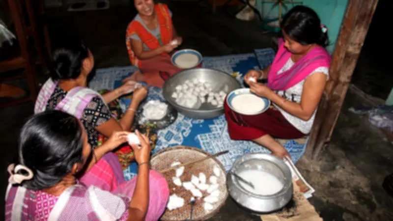 ঢেঁকিতে চাল গুঁড়া করে ঐতিহ্যবাহী পিঠা তৈরির ধুম