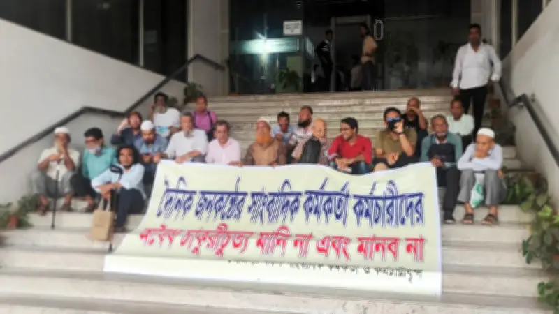 গণহারে চাকরিচ্যুতি, ধর্ষণ মামলায় ছাত্রদল নেতা গ্রেপ্তার, হজে অনুমতি ছাড়া আটক ১৩