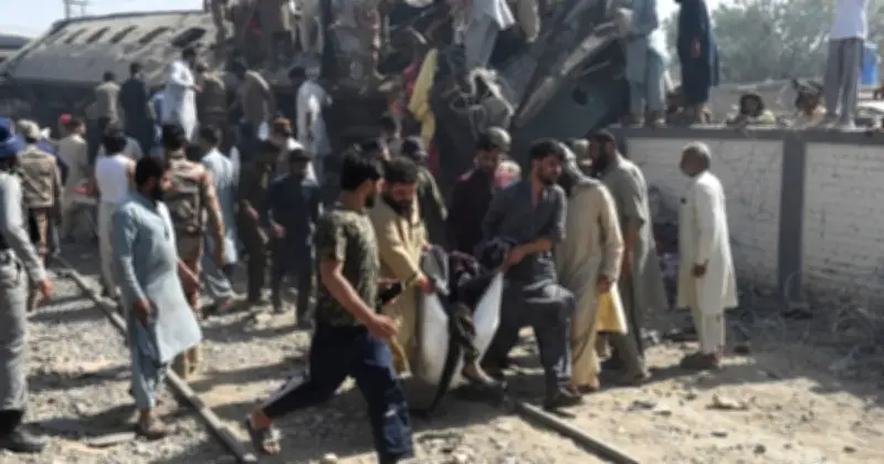 পাকিস্তানে ট্রেনে বোমা হামলায় ২৪ সেনা নিহত