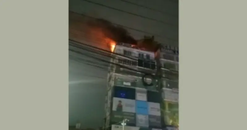 মোহাম্মদপুরে ভবনে আগুন নিয়ন্ত্রণে ২ ইউনিট