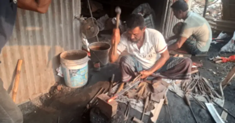কোরবানি আগে টাঙ্গাইলে কামারদের ব্যস্ততা বেড়েছে, চাহিদা তুঙ্গে