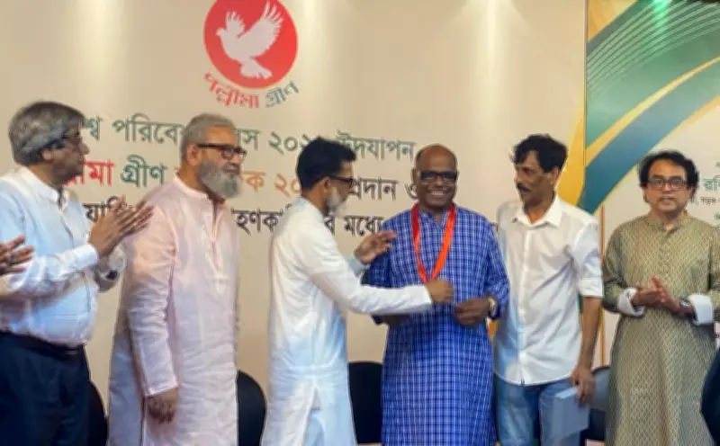 পল্লীমা গ্রিন স্বর্ণপদক পেলেন নদী গবেষক শেখ রোকন