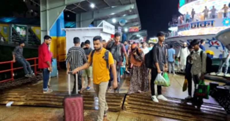 ঈদুল আজহায় সদরঘাটে ঘরমুখো মানুষের ভিড়, বৃষ্টি উপেক্ষা করে বাড়ি ফেরা