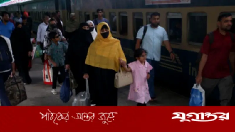 চট্টগ্রাম রেলস্টেশনে ঈদযাত্রায় যাত্রীদের ভিড়, বাড়তি বগি যুক্ত