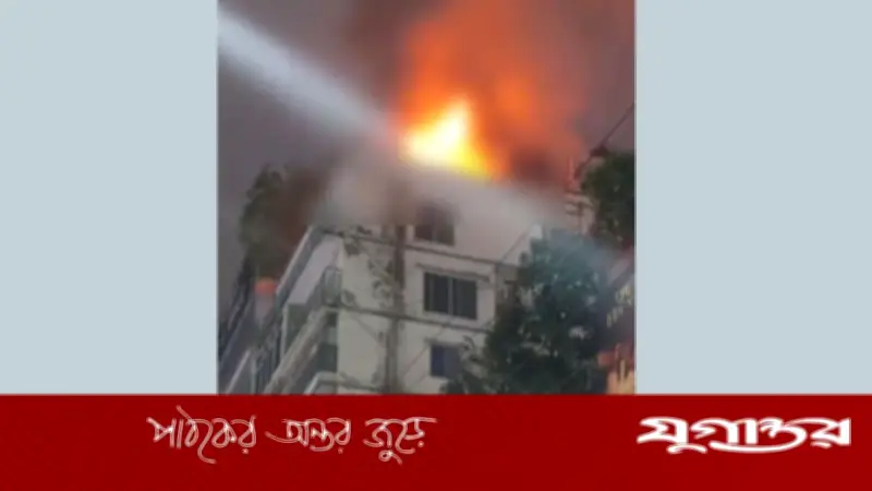 মোহাম্মদপুরে ১০তলা ভবনের ছাদে আগুন, ফায়ার সার্ভিসের তৎপরতায় নিয়ন্ত্রণ