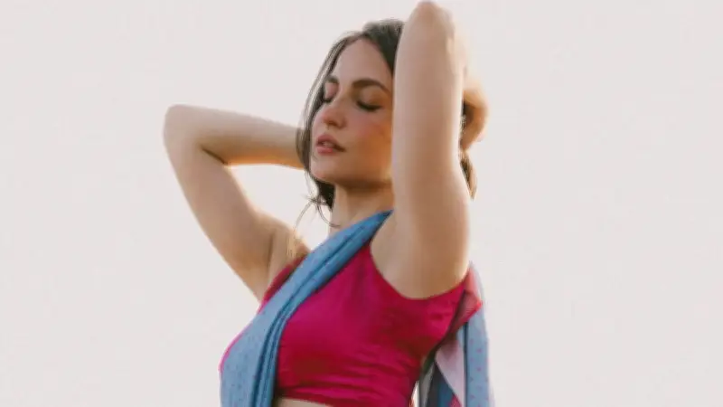 নীল শাড়িতে মায়া নিয়ে এলির দার্শনিক পোস্ট