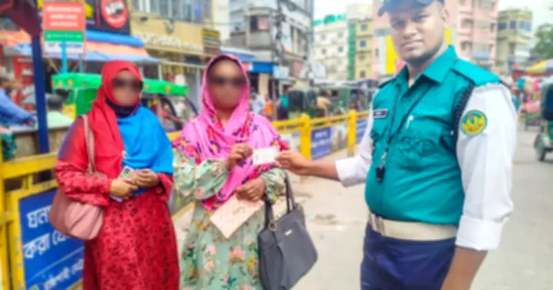 হারানো ব্যাগ ফিরিয়ে দিয়ে প্রশংসা কুড়ালেন পুলিশ সদস্য