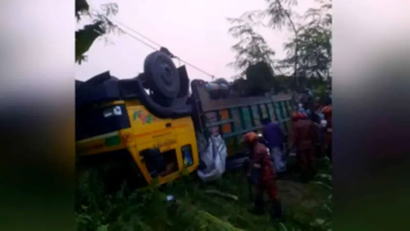ঢাকা-টাঙ্গাইল মহাসড়কে রডবোঝাই ট্রাক উল্টে নিহত ১৫