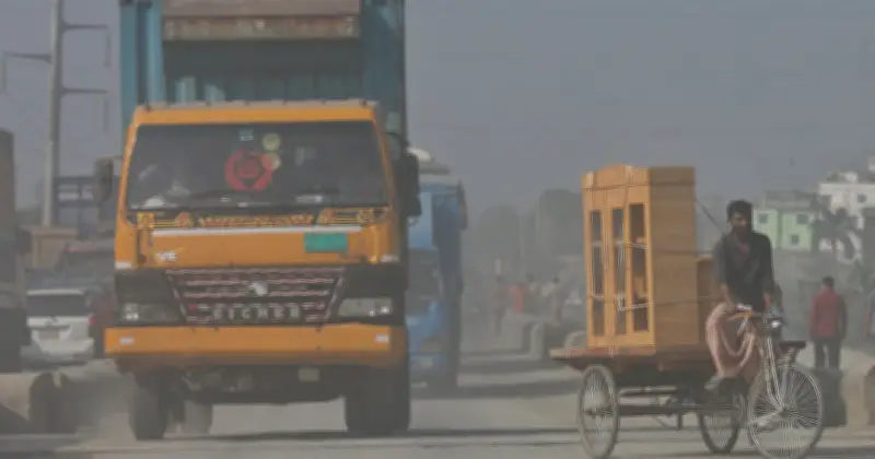 বায়ুদূষণে বিশ্বের নবম স্থানে ঢাকা