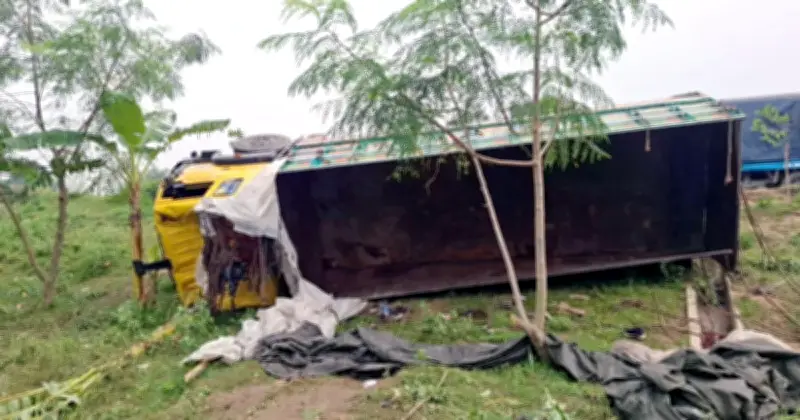 কালিহাতীতে রডবোঝাই ট্রাক উল্টে নিহত ১৫, অধিকাংশই ঈদযাত্রী