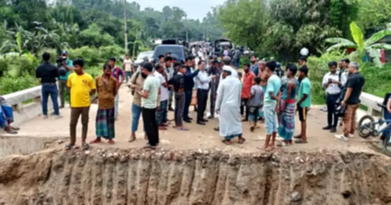 সীতাকুণ্ডে র্যাব ক্যাম্পে সন্ত্রাসী হামলা, রাস্তা কেটে প্রতিবন্ধকতা