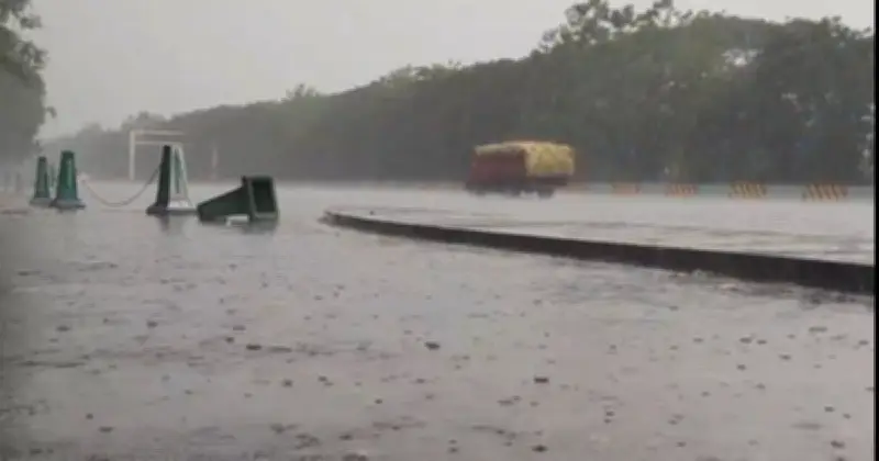 পদ্মা সেতুতে ঝোড়ো আবহাওয়ায় যান চলাচল সীমিত, টোল আদায় কমেছে