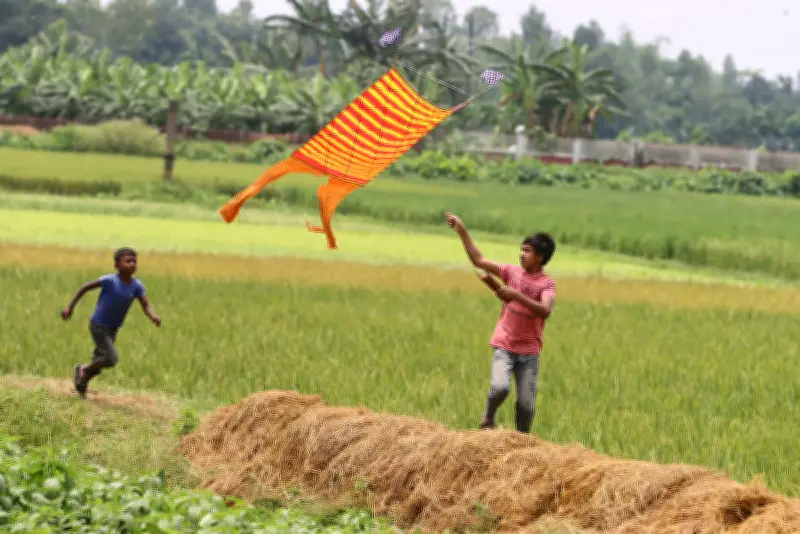 বাংলাদেশের বিভিন্ন স্থানে ঈদ ও গ্রীষ্মের নানা দৃশ্য