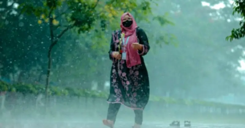 বৃষ্টিতে ভিজলে মিলতে পারে ১০ উপকার, জানুন বিশেষজ্ঞের মতামত