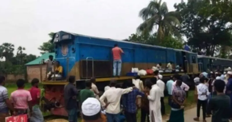 ঢাকা-ময়মনসিংহ রেলপথে ট্রেন ইঞ্জিন বিকল, যাত্রী দুর্ভোগ