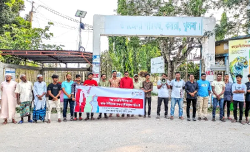 কয়রায় শিশু-নারীর নিরাপত্তা দাবিতে মানববন্ধন