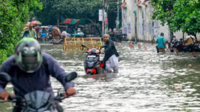 ঢাকায় ভারী বৃষ্টিতে জলাবদ্ধতা, ঈদযাত্রায় চরম ভোগান্তি