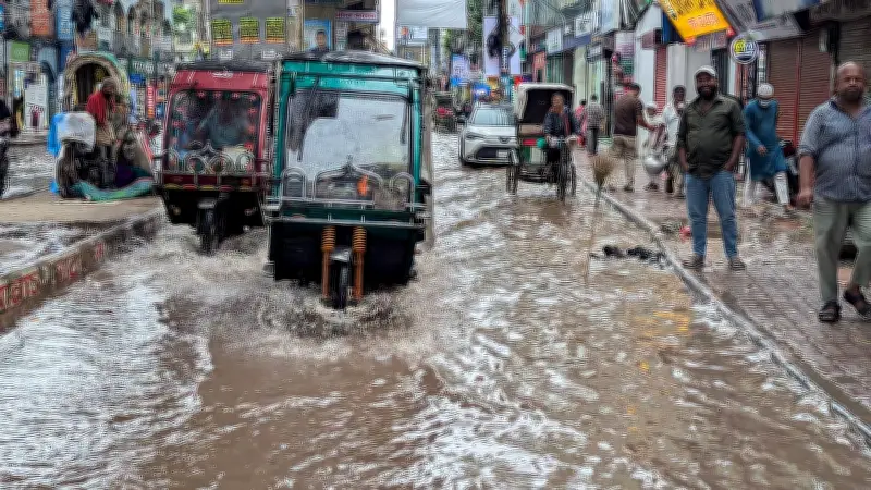 ব্রাহ্মণবাড়িয়ায় ৪০ মিনিটের বৃষ্টিতে জলাবদ্ধতা, দুর্ভোগে পথচারীরা