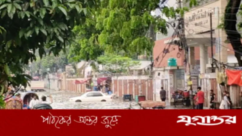 রাজধানীতে এক ঘণ্টার বৃষ্টিতে ভয়াবহ জলাবদ্ধতা, স্থবির নিউমার্কেট-আজিমপুর