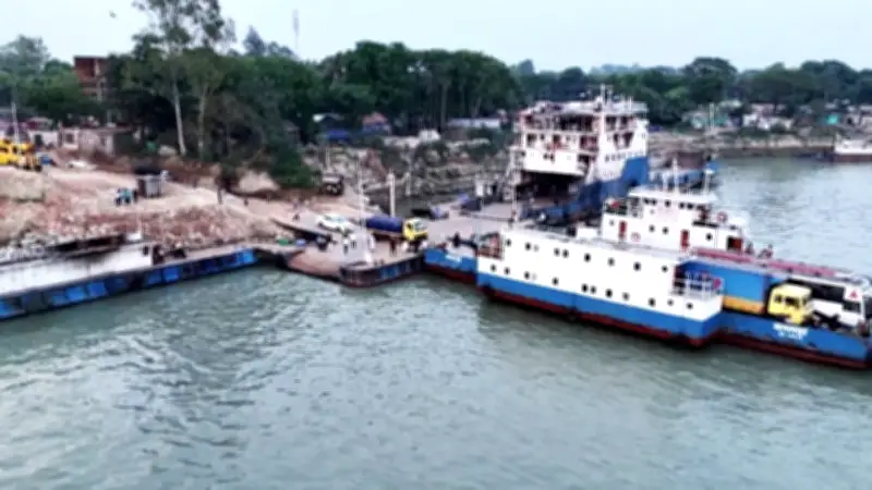 আরিচা-কাজিরহাট নৌরুটে আগুন, নিয়ন্ত্রণে ৪ ইউনিট