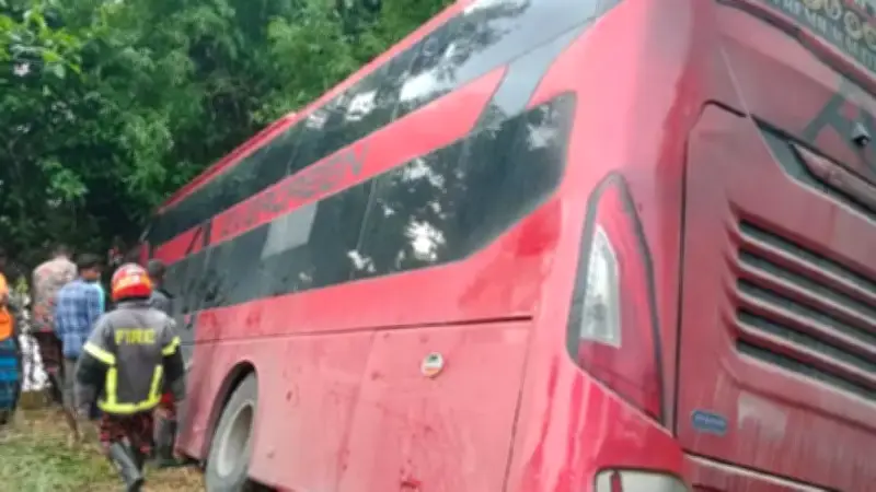 বাস-অটোরিকশা সংঘর্ষে মা-মেয়ে নিহত, কালশী বস্তিতে আগুন