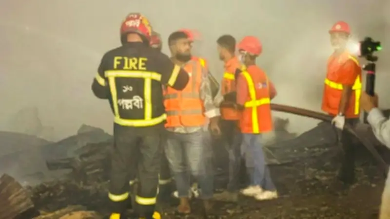 কালশী বস্তির আগুন: প্রতিপক্ষকে ফাঁসাতে হত্যাকাণ্ডের ঘটনা তদন্তে পুলিশ