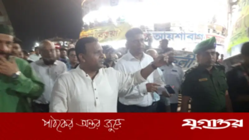 বৈরী আবহাওয়া উপেক্ষা করে নৌপথে ঈদযাত্রা, সদরঘাটে যাত্রীদের ভিড়