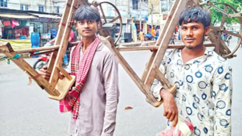 ঈদের আগে বাড়তি আয়ের আশায় ছুরি-বঁটি ধার দেওয়ার কাজ করছেন দুই বন্ধু