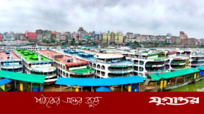 ভারি বৃষ্টিতে সদরঘাটে লঞ্চ চলাচল বন্ধ, পাটুরিয়ায় ফেরি চালু