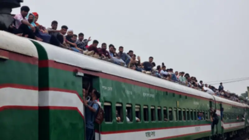 কমলাপুর স্টেশনে বনলতা এক্সপ্রেসের ছাদে যাত্রীদের ভিড়, দরজায় ঝুলে যাত্রা