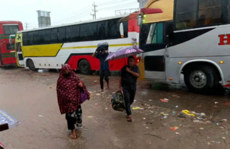 ঈদযাত্রায় বৃষ্টির ভোগান্তি, ঘরমুখো মানুষের কষ্ট