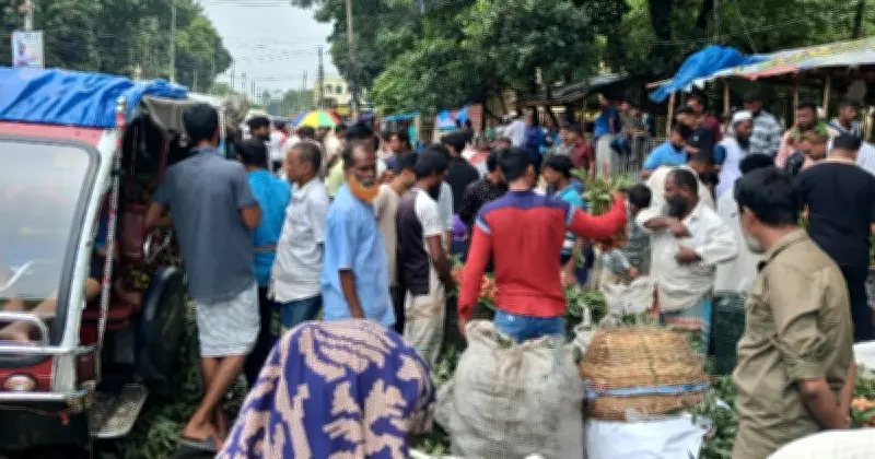রংপুরের প্রধান সড়ক দখল করে লিচুর পাইকারি বাজার, যানজটে ভোগান্তি