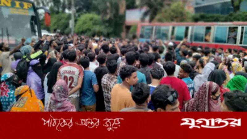 ঢাকা-চট্টগ্রাম মহাসড়কে ২০ কিমি যানজট, শ্রমিকদের বেতন বোনাসের দাবিতে অবরোধ
