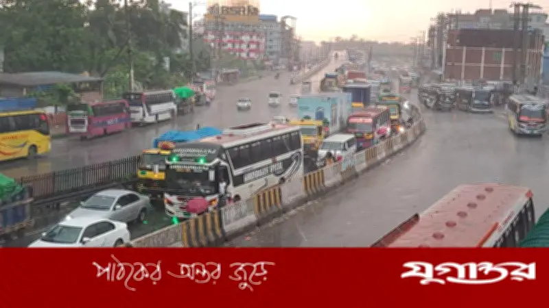বৃষ্টি আর বাস সংকটে গাজীপুরের মহাসড়কে দুর্ভোগ