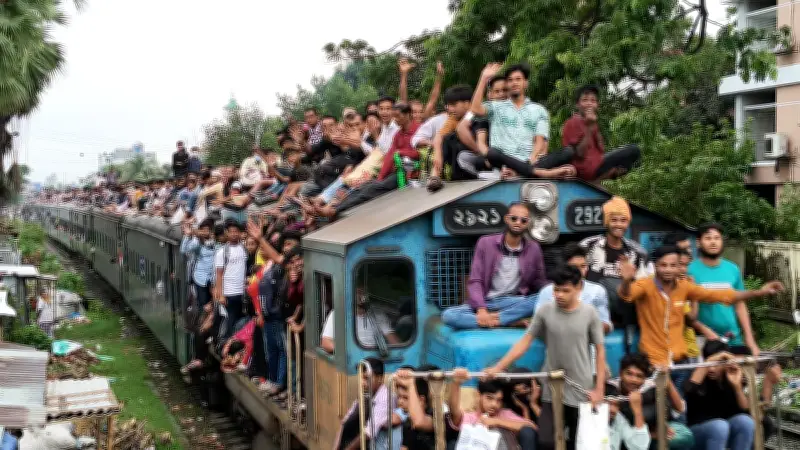 ঈদুল আজহার ছুটিতে বাড়ি ফিরছে মানুষ, নানা ঘটনায় মুখর দেশ