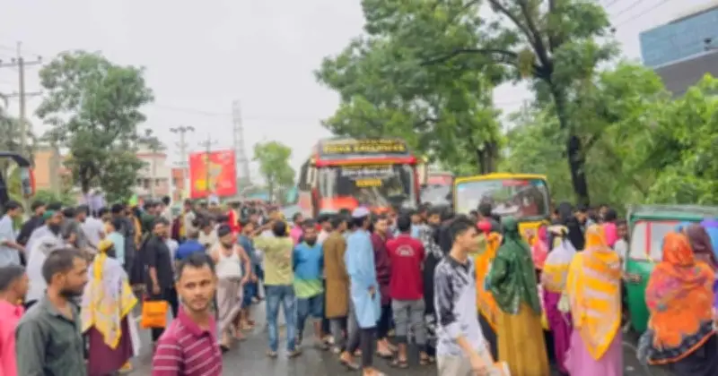 বেতন ও বোনাসের দাবিতে সোনারগাঁয়ে পোশাক শ্রমিকদের সড়ক অবরোধ
