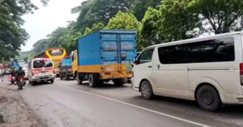 গজারিয়ায় তীব্র যানজট, শ্রমিকদের অবরোধে ভোগান্তি