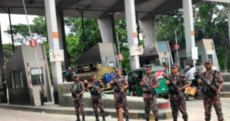 ঈদুল আজহায় ট্রাফিক নিয়ন্ত্রণে মাঠে ২৩ বিজিবি টিম