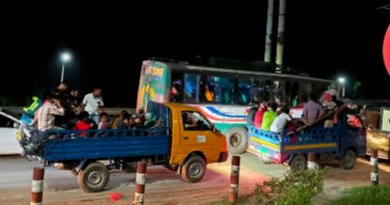 ঈদে বাড়ি ফিরছেন সাভার-আশুলিয়ার শ্রমিকরা, বাসে ভিড় ও ভোগান্তি