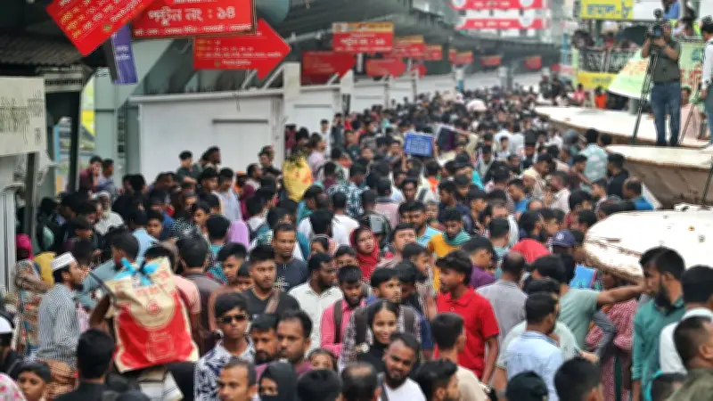 ঈদযাত্রায় সদরঘাটে যাত্রীদের ভিড়, বৈরী আবহাওয়ায় লঞ্চ চলাচলে বিরতি