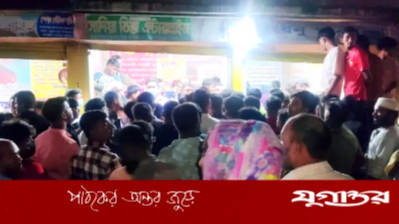 নারায়ণগঞ্জে দ্বিগুণ ভাড়া নিয়ে বাস না দিয়ে পালাল মালিকরা, ৫ ঘণ্টা অবরোধ