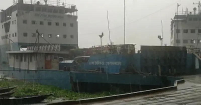 পাটুরিয়া-দৌলতদিয়া ও আরিচা-কাজিরহাট নৌরুটে ফেরি চলাচল বন্ধ