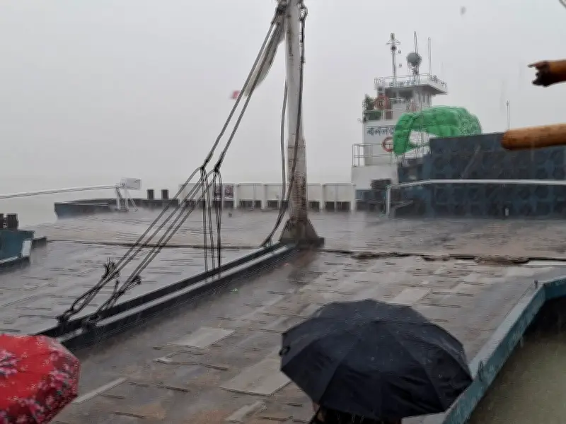 পাটুরিয়া-দৌলতদিয়া নৌপথে ফেরি চলাচল বন্ধের পর শুরু