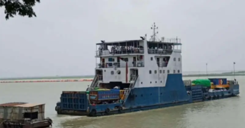 ঝড়-বৃষ্টি থামতেই পাটুরিয়া-দৌলতদিয়া নৌরুটে ফেরি চলাচল স্বাভাবিক