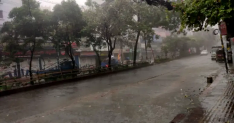 রাজধানীতে ভারী বৃষ্টি, জলাবদ্ধতায় ভোগান্তি