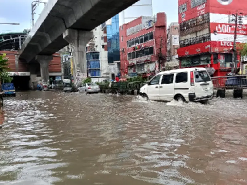 রাজধানীতে বৃষ্টিতে পানি জমে যানবাহন চলাচলে বিঘ্ন